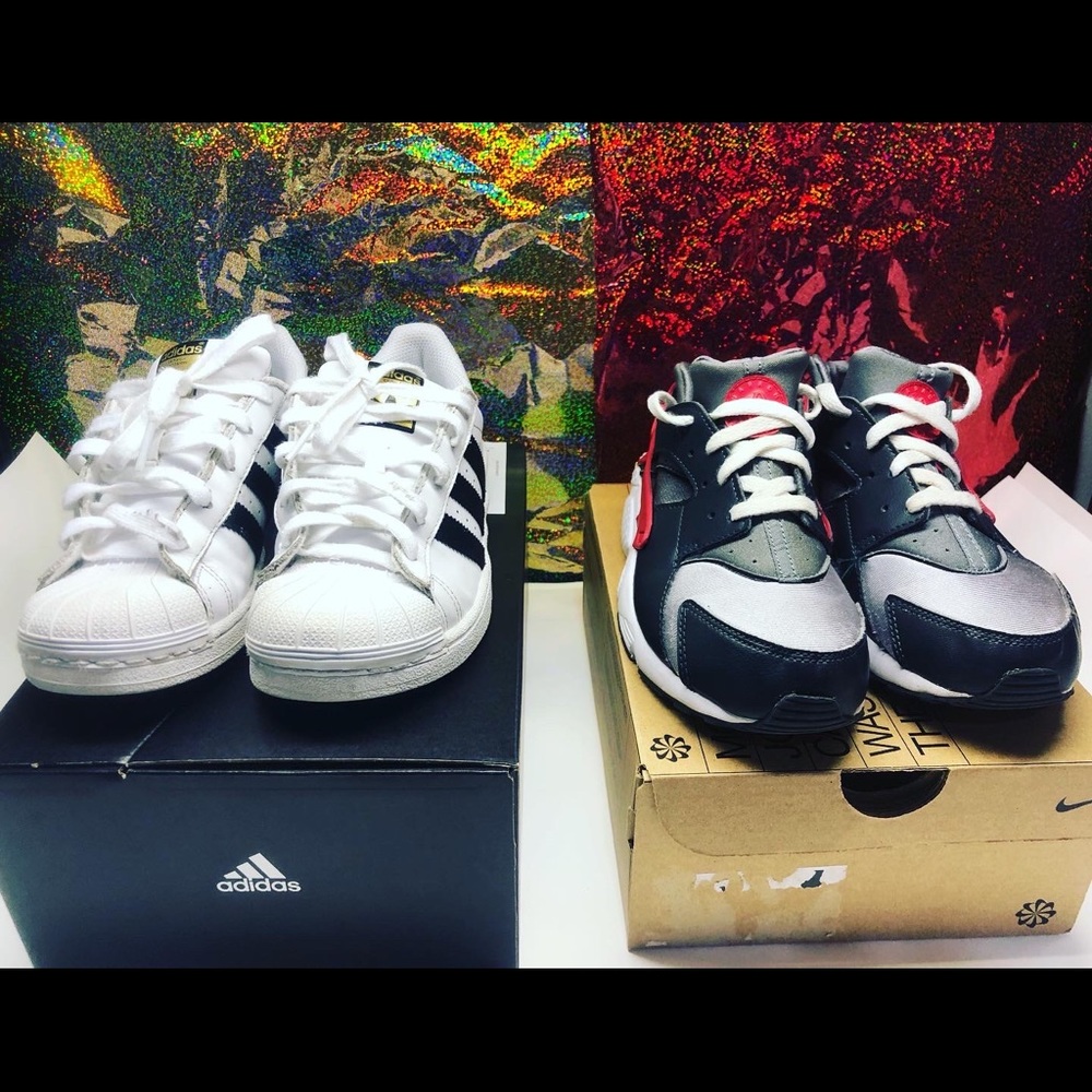 NIKE HUARACHES RUN
DARK SMOKE GREY UNV RED
Sz 3Y 
ADIDAS CLASSIC
Clean. 
2Y